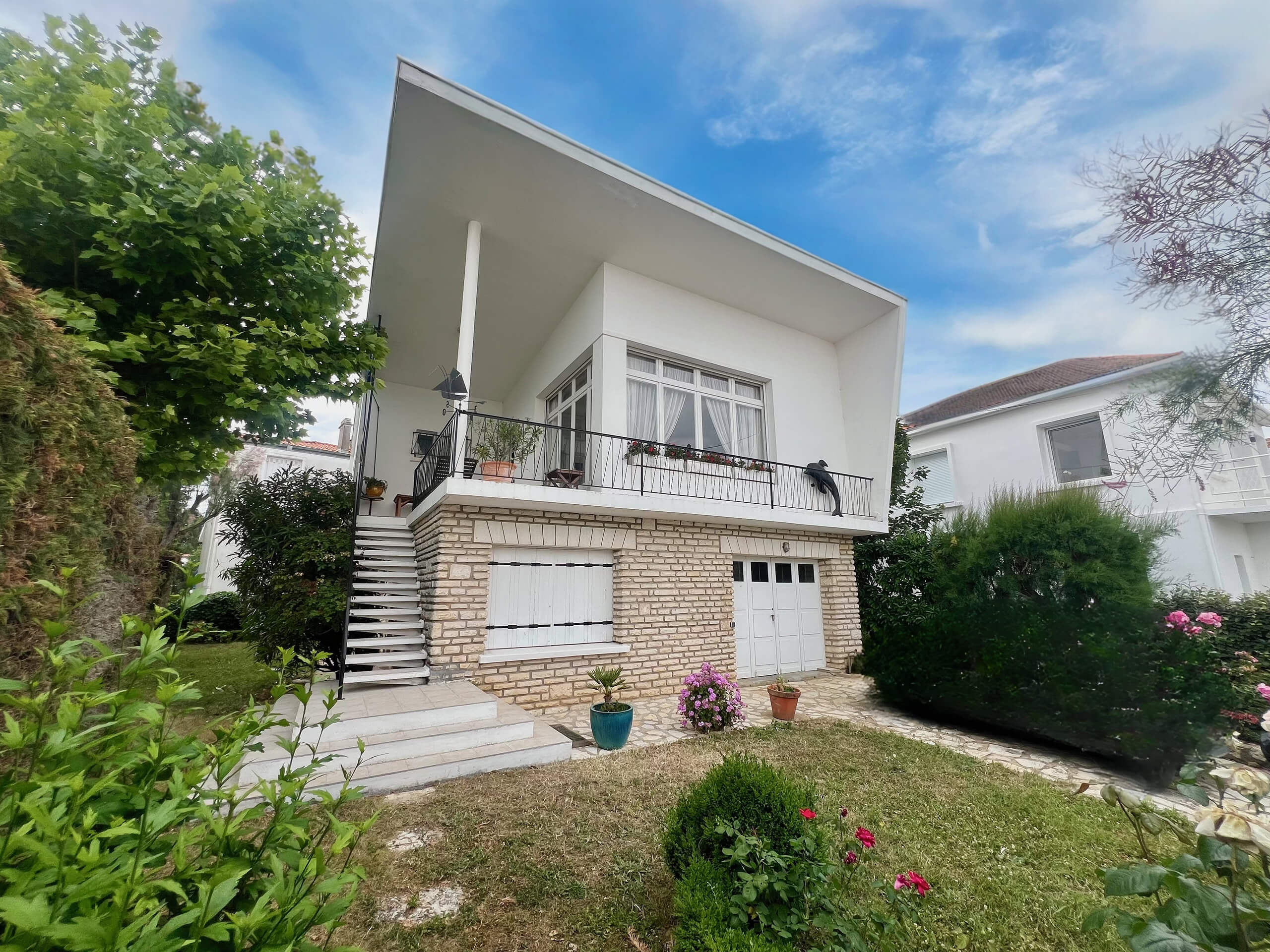 maison-avec-exterieur-et-garage