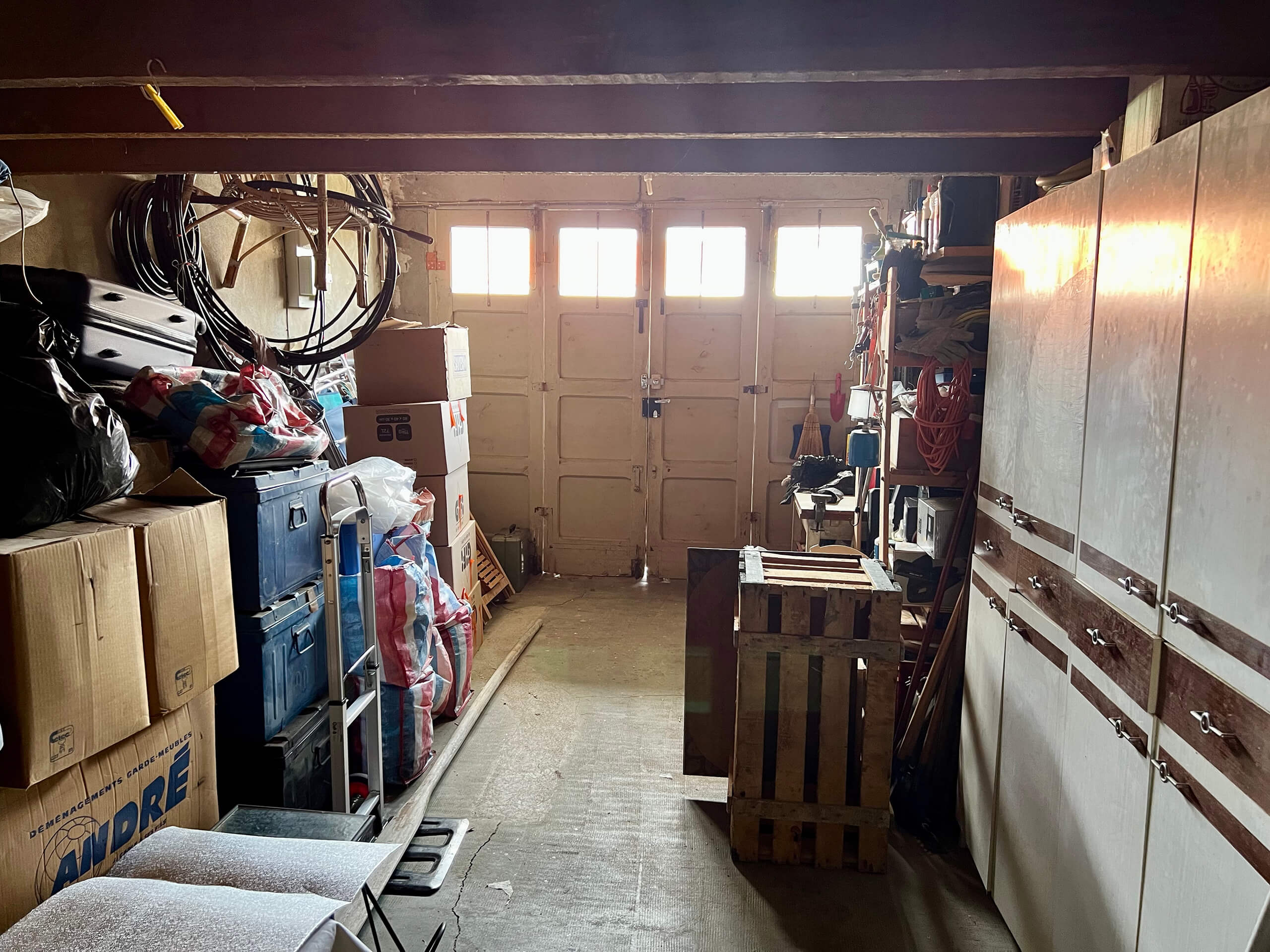 maison-avec-exterieur-et-garage
