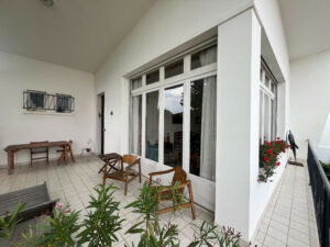 maison-avec-exterieur-et-garage