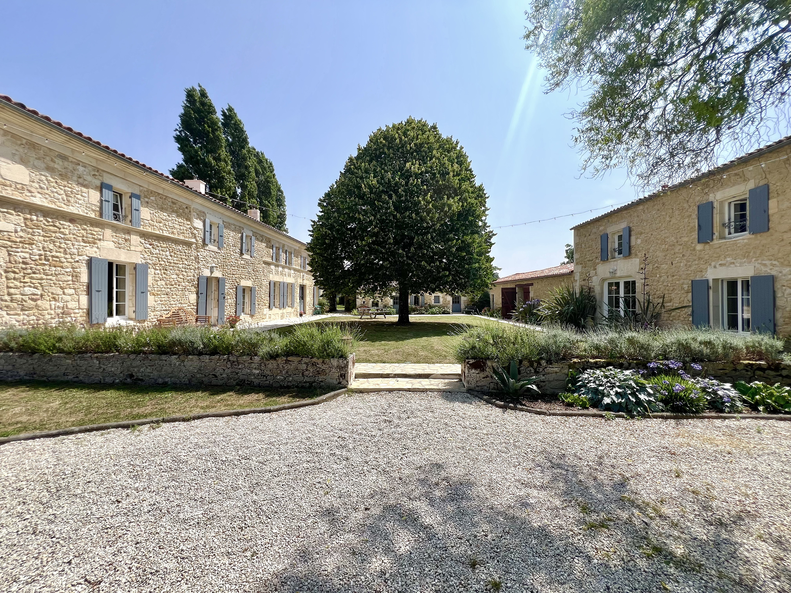 maison-de-charme-avec-maison-dhotes-au-coeur-de-la-campagne
